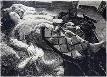 Robe grise et rose, couché sur châle et bouffon - 1984