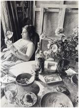 Table apéro, verre bleu, bouquet, assis derrière la table - 1983