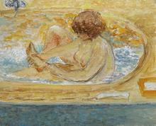 Dans la baignoire, lave le pied droit