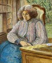 Veste rose, pantalon bleu, mains croisées