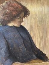 Grande veste noire, cheveux acajou