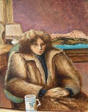 Fourrure, mains croisées, tasse fleurie