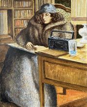 Fourrure, vison sur les genoux, radio sur le bureau