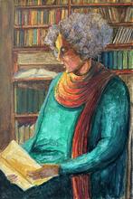 Pull vert, chèche orange devant la bibliothèque