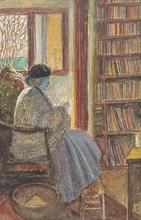 Assis Voltaire, jupe bleue, pied sur le tabouret