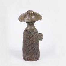 Femme avec une robe bouteille tricotée (Bouquetière), 1951