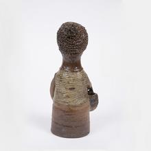 Femme très brune au bonnet tricoté à la jupe droite (bouquetière), 1956