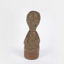 Femme brune avec paletot à capuche (bouquetière), 1956
