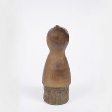 Femme avec cape à capuche et tablier à gros pois (bouquetière), 1957