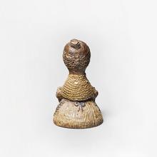 Bouquetière noire au chignon, c. 1960