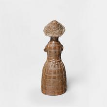 Bouquetière au chapeau conique et à la robe à grands carreaux, c. 1956