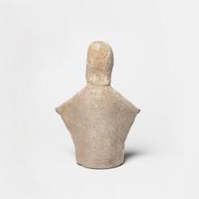 Vierge à la cape rayée, aux bras accueillants et à l’Enfant, c. 1956