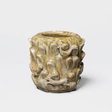 Pot avec faisan, lièvre et hase dans une végétation stylisée, c. 1946