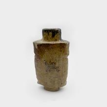 Petit vase noir, blanc, beige, 1966