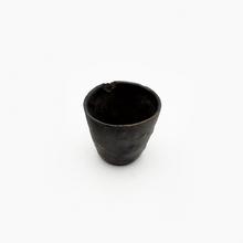 Cylindre noire (tasse ébréchée), 1960