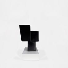 Totem noir sur socle blanc