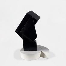 Sculpture noire, socle blanc