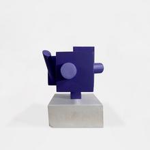 Sculpture MADI sur socle blanc — 1993