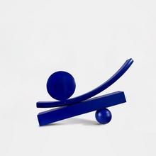 Sculpture, boule et disque bleus