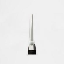 Totem blanc au socle noir