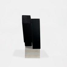 Totem noir sur socle blanc