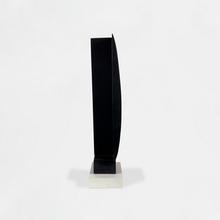 Totem noir sur socle blanc — 1994