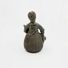 Femme faisant les foins (sornette de table), 1946