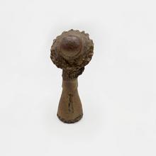 Femme au large chapeau ondulé (bouquetière), 1970