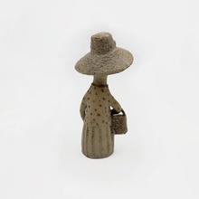 Femme au chapeau avec un nœud, 1970