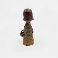 Femme sérieuse au gilet tricoté (bouquetière), 1968