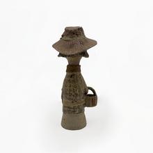 Femme a la veste à carreaux avec cercles. (bouquetière), 1970