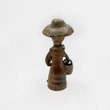 Femme à la longue écharpe portée à gauche (bouquetière), 1968