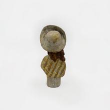 Femme au pull à rayure jaune et brune (bouquetière), 1973