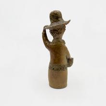 Femme au gilet ouvert sur un petit pull (bouquetière), 1971