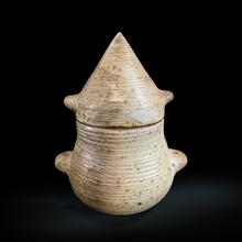 En forme de poire (Pot couvert), 1950