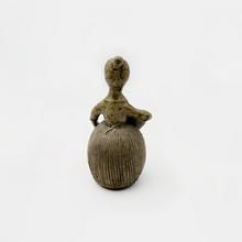 Femme à la robe en cloche et fleurie, 1947