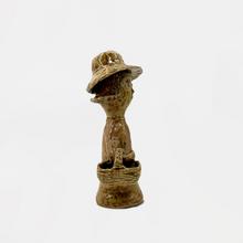 Femme au chapeau et à la coupe au carré. 1966.