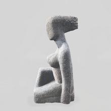Femme assise (Basalte) - 1982