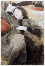 Étendue pouffe main sous la tête, robe chat, coussin rouge - 1993