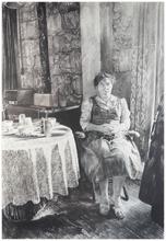 Assis mains jointes près de la table - circa 1982