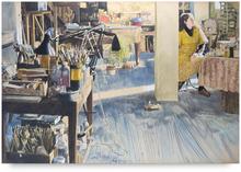 Robe jaune derrière colonne à gauche, table à pinceaux - 1980