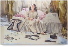 Série La culture foulée aux pieds, robe blanche, deux mains sur les genoux - circa 1981	