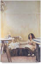 Assis, robe blanche et orange, tréteau, théière - 1980