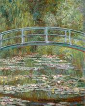 Pont au-dessus d'un bassin de nénuphars
