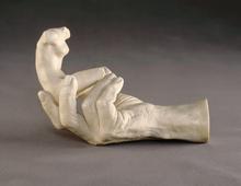 Main de Rodin tenant un personnage féminin