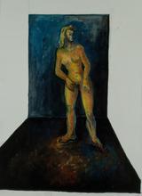 Femme sur fond bleu de face