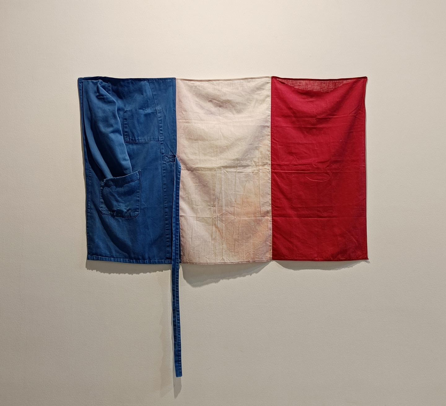 "Bleu-blanc-rouge" tissu et blouse de travail, 2021 ©Erwan Keruzoré