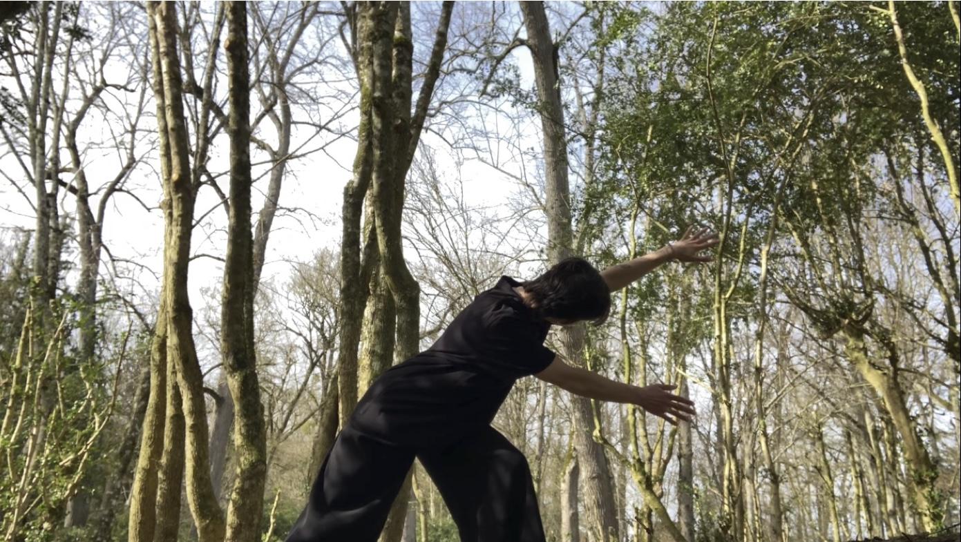 Visuel : Raphaëlle Louise, Au milieu de son île, performance, 2024