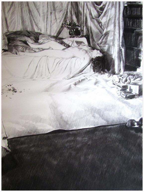 Nu, tête renversée hors du lit, draperies, bouquet séché - 1981