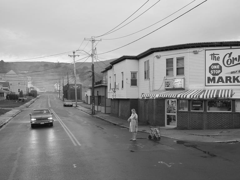 Gregory Crewdson, The Corner Market, 2021-2022, Tirage numérique pigmentaire monté sur Dibond, 87,5 × 117 cm © Courtesy the ar,st and TEMPLON, Paris —Brussels — New York, Photo: Gregory Crewdson